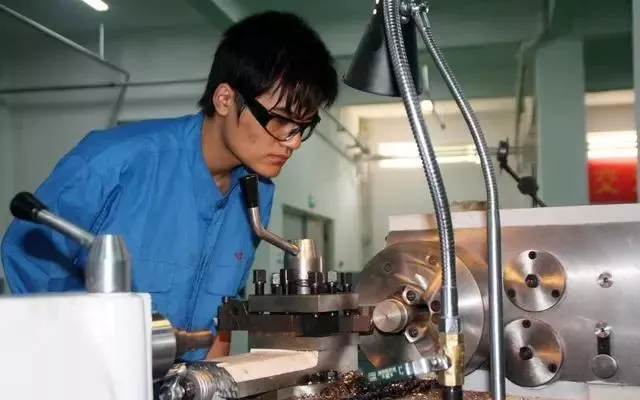 机械、模具、产品设计师别再没日没夜苦干了,看下以后出路吧!的图5